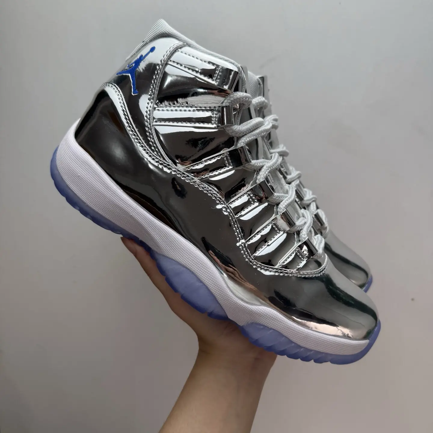 Shiny Metallic Silver High Cut Sneakers for Men, Shock Absorbing Vintage Basketball Shoes for Daily Wear and Occasion Matching