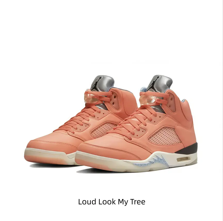 These sneakers have a very gentle and classic look that easily matches my everyday outfits.