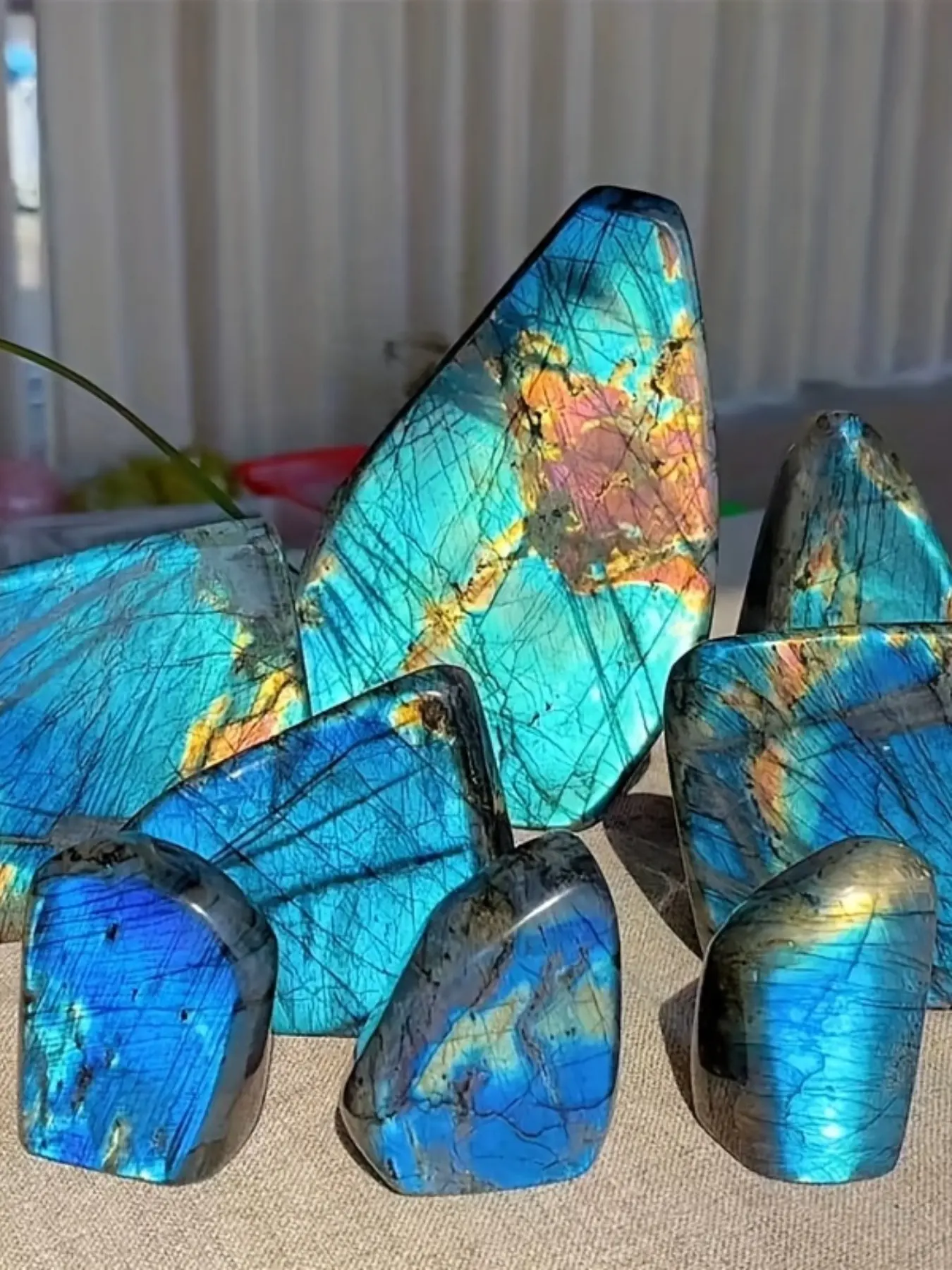 1pc Labradorite Free Form Stone, Bohemian Style Natural Blue & Golden Marbled Flash Crystal Decor, Polished Oval Tabletop Decor for Home Office Coffee Room, Unique Holiday Gift for Christmas, Office Decoration, Crystal Decorative Ornaments