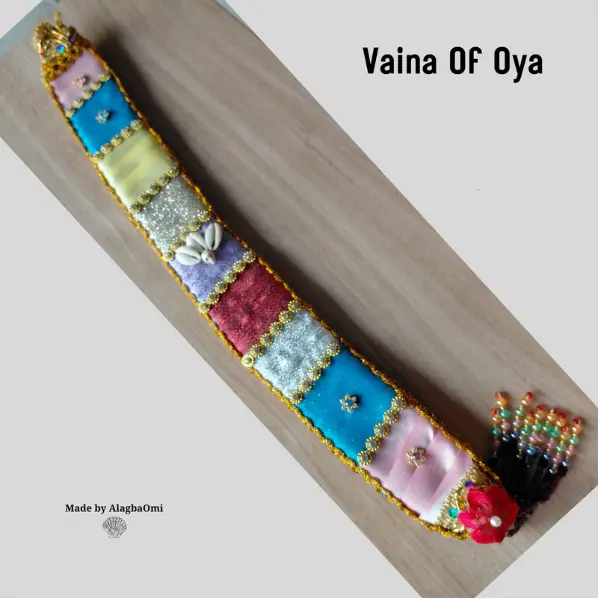Vaina De Framboyan of Oya, Decorated flamboyant pod for Oya