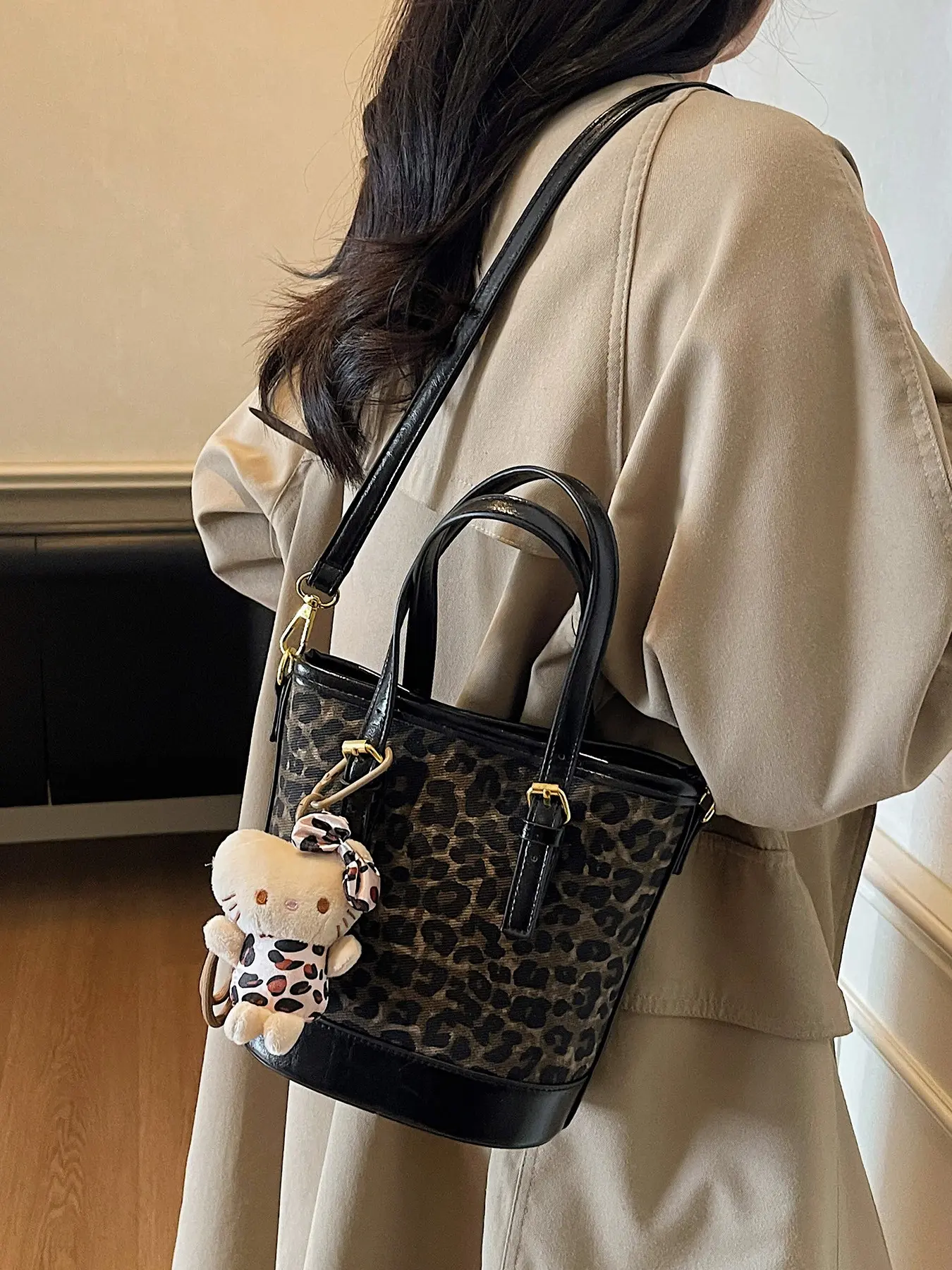 1pc  Crossbody bag, lightweight women's handbag, leopard print zipper closure, free pendant, fashionable and versatile, personalized and trendy, suitable for daily work, commuting, shopping, women's crossbody bag
