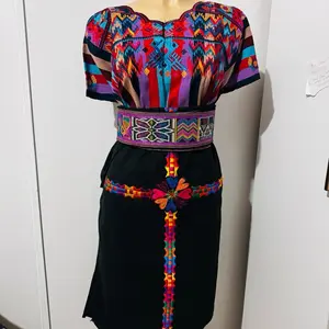 Lindo traje disponible combinado guipil de chichicastenango con un corte en fondo obscuro .