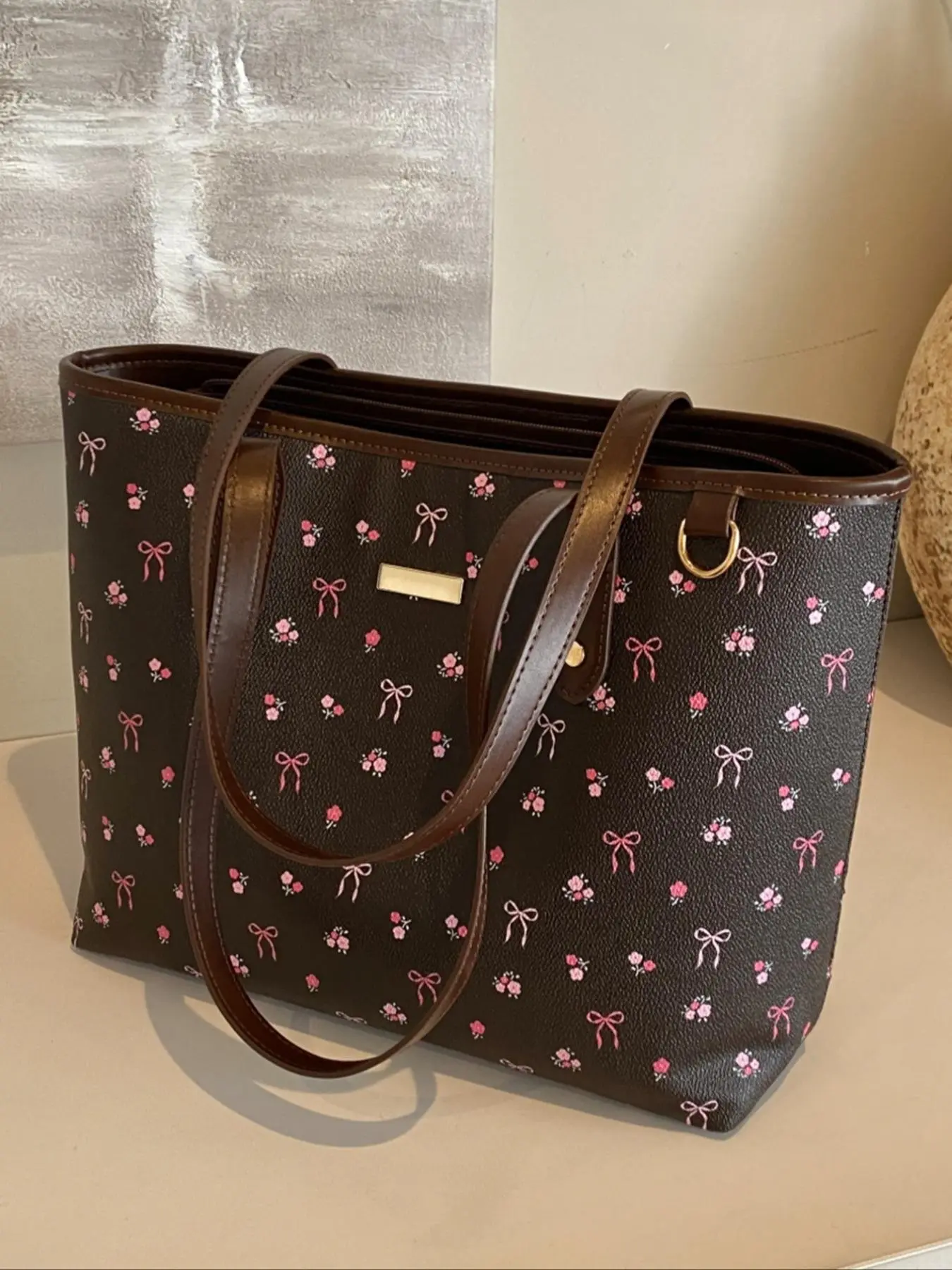A versatile Pu Tote Bag with a fresh artistic style, featuring a butterfly print decoration design and a retro elegant and minimalist style. It is a large capacity shoulder bag that can accommodate tablets, documents