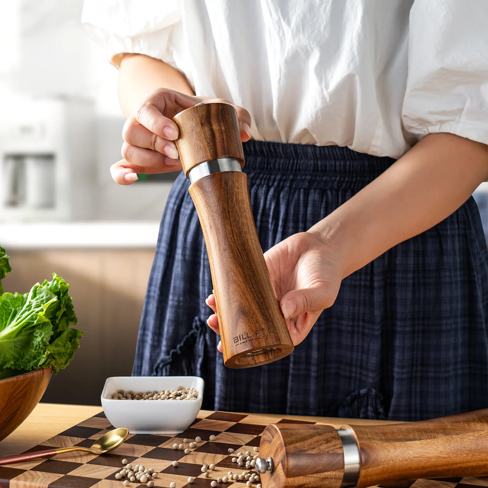 Bill.F Natural Acacia Wood Grain Kitchen Seasoning Utensil Set - Adjustable Coarseness Clockwise Manual Pepper Mill, High Capacity for Salt & Pepper, Dining Table Essential, Thoughtful Gift, Counterclockwise, Large Size, 5.5Cm Diameter, 21.5Cm Height, Par