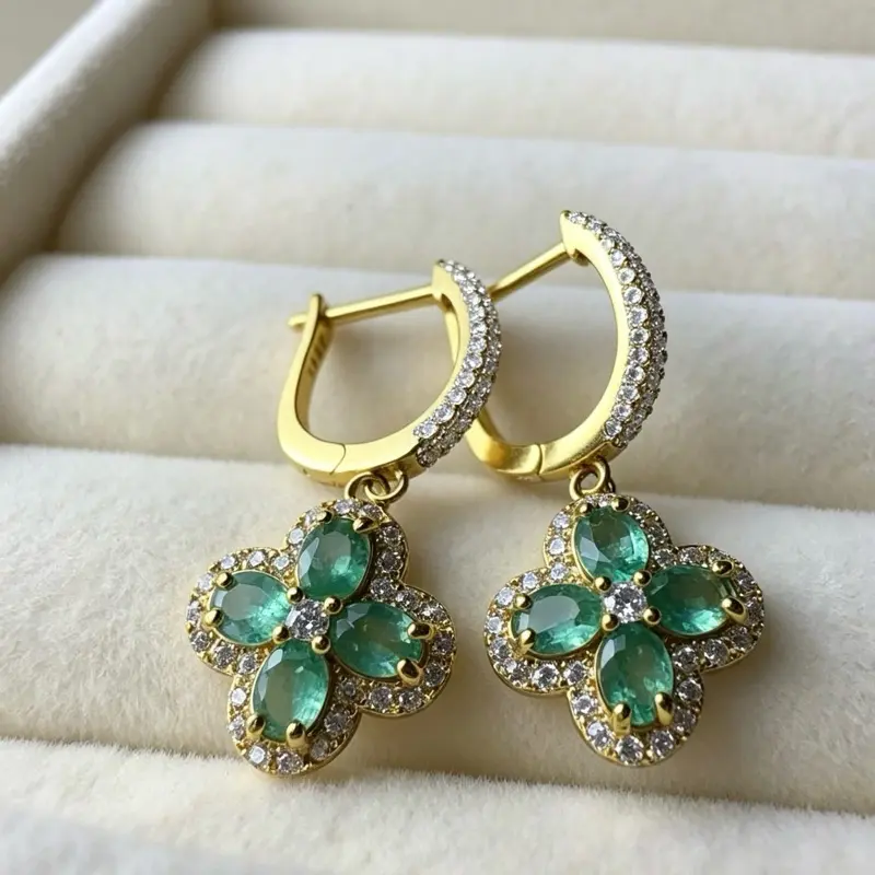 <PingEast jewelry > 925 sterling silver gold-plated four-leaf flower drop earrings set with four 3×4mm Colombian emeralds, with certificate