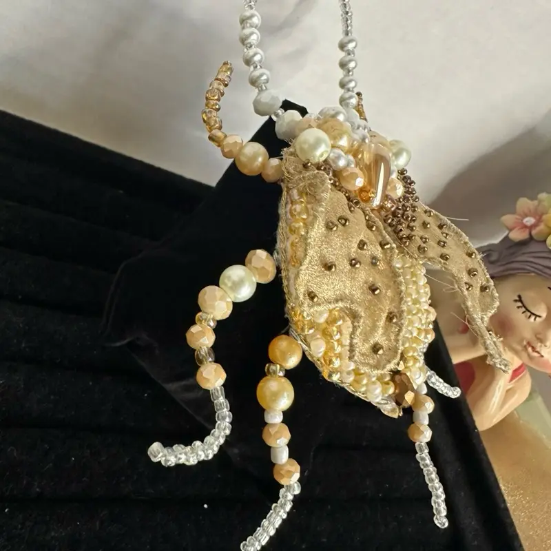 Escarabajo broche. Bordado totalmente a mano. (Ninguna piedra es pegada).
