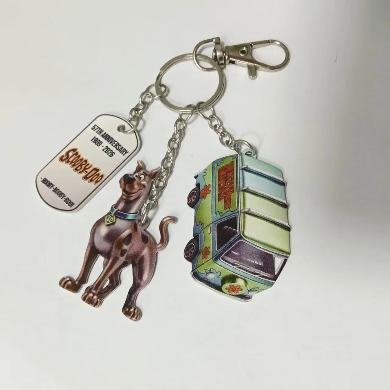 Scooby-Doo Cartoon Metal Keychain, 57th Anniversary Retro Mystery Van Pendant, Backpack Charm Gift, Multi-Scene Decorative Keychain Collectible, Keychain Accessories