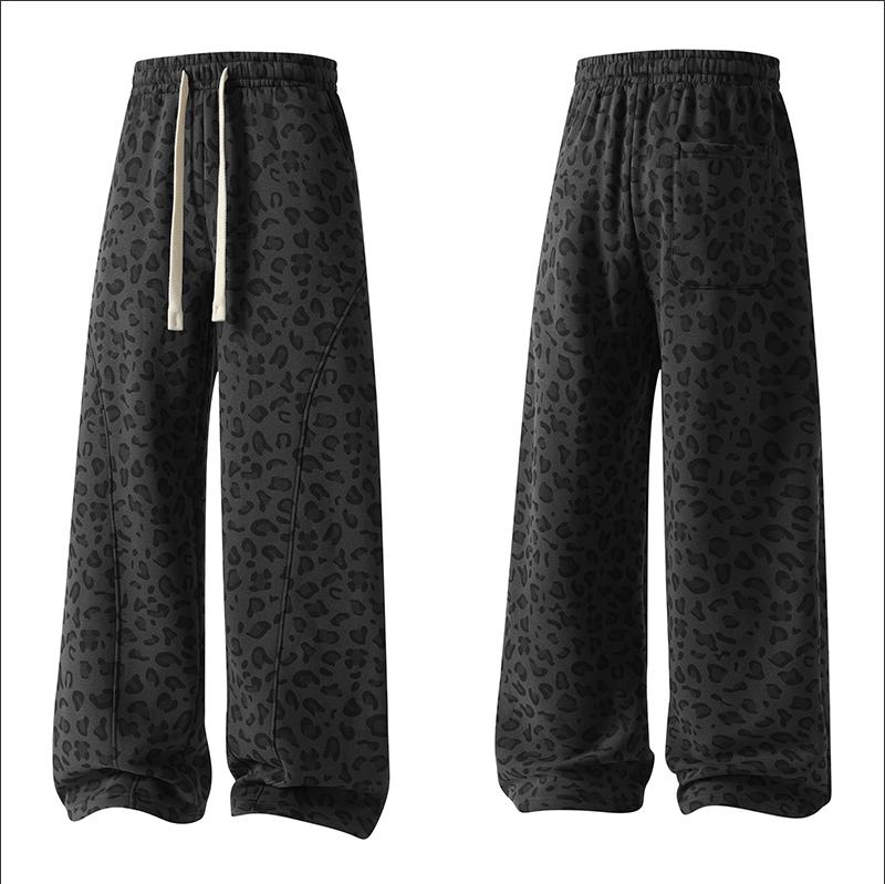 Men’s leopard-print casual trousers with side pockets, lightweight and breathable soft fabric, loose comfortable casual sweatpants, ideal for daily wear and all-year running