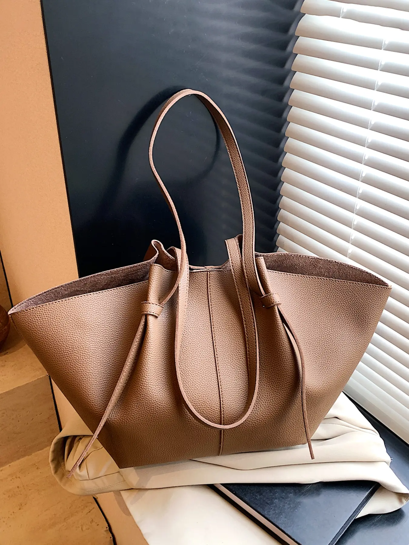 Simple retro solid color tote bag, versatile large-capacity shoulder bag, lychee pattern shoulder underarm bag, fashionable daily carry, college student commuter bag, suitable for shopping and traveling, etc., Lightweight Tote Bag