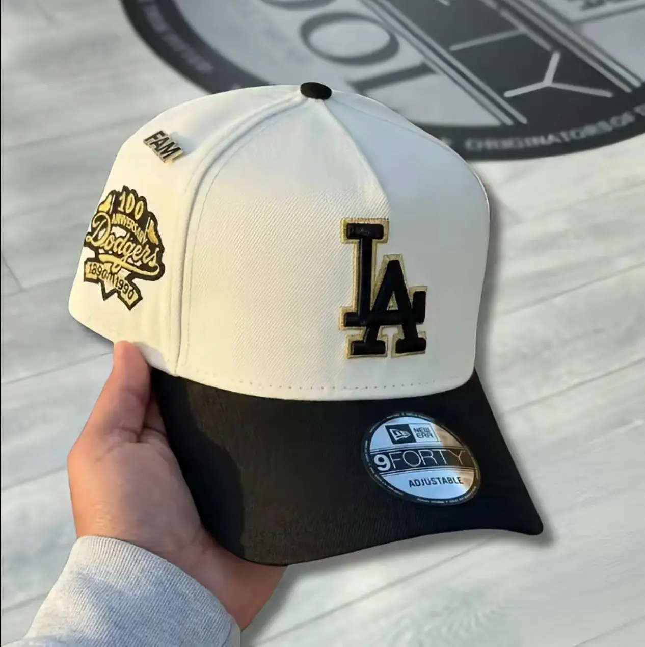 New Era Los Angeles 9FORTY 59FIFTY Embroidered Two-Tone Baseball Cap – Adjustable Curved Brim Hat with Anniversary Side Patch, Collector’s Limited Edition 2026 Urban Streetwear Gorra premium, moda urbana para hombres y mujeres