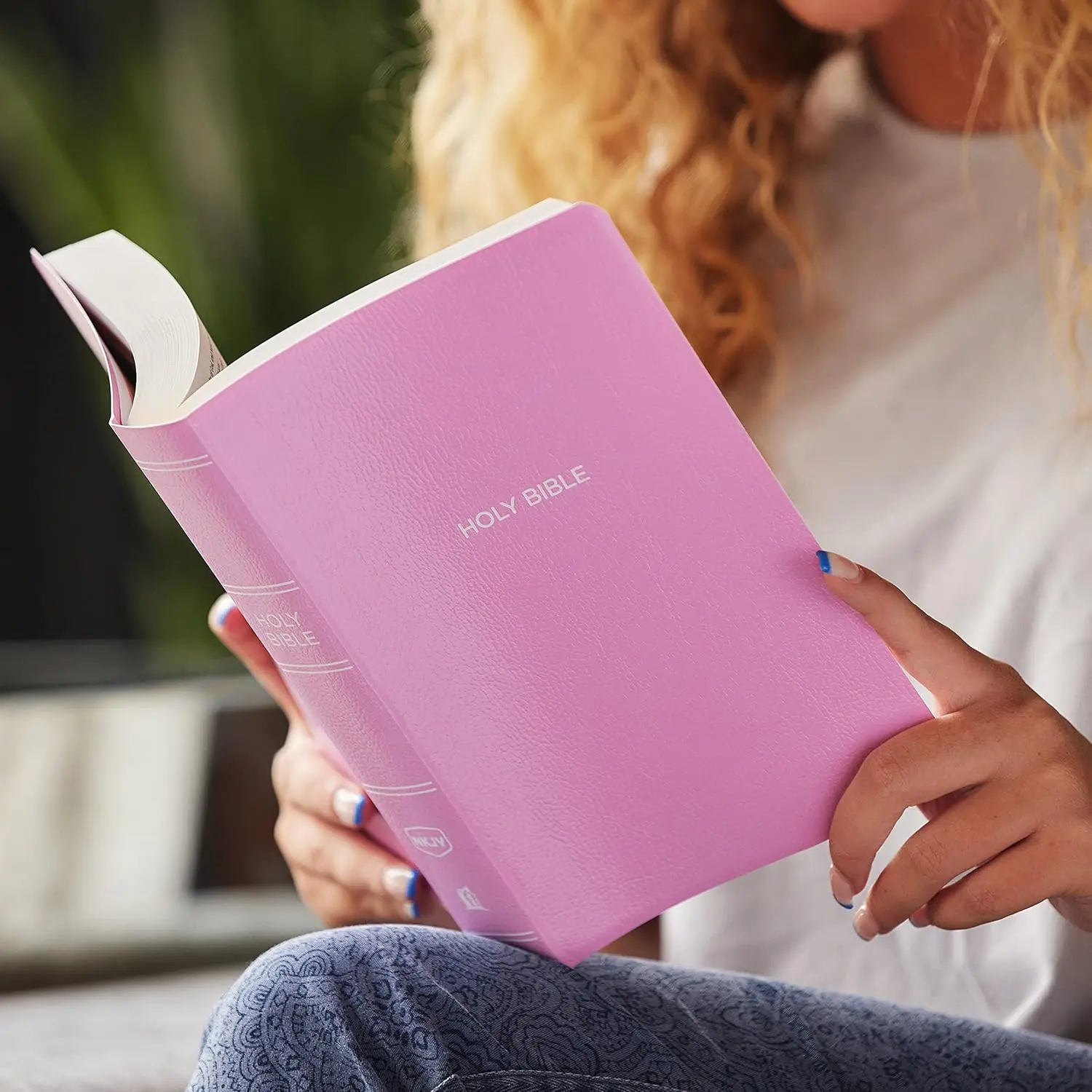 NKJV Study Bible, Leather-Look Cover, Pink, Red Letter Text, Comfort Print, Gift and Award Edition