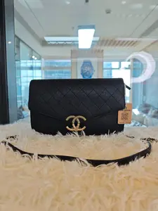 Pre-owned CHANEL france Crossbody Bags Black and Gold Rainbow Buckle Cuban Lychee Chain Bag Elegant Crossbody Design for Everyday Use Versatile and Stylish