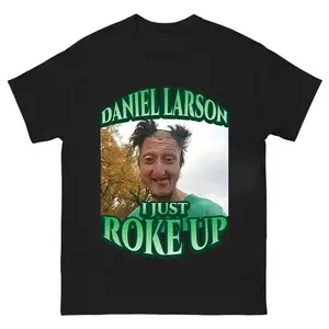 Daniel Larson Selfie Tee – Hilarious Viral Meme Shirt for Gen Z Streetwear Fans, Trendy Graphic T-Shirt, Cool Casual Outfit, Funny Internet Culture Top for Meme Lovers and Social Media Addicts