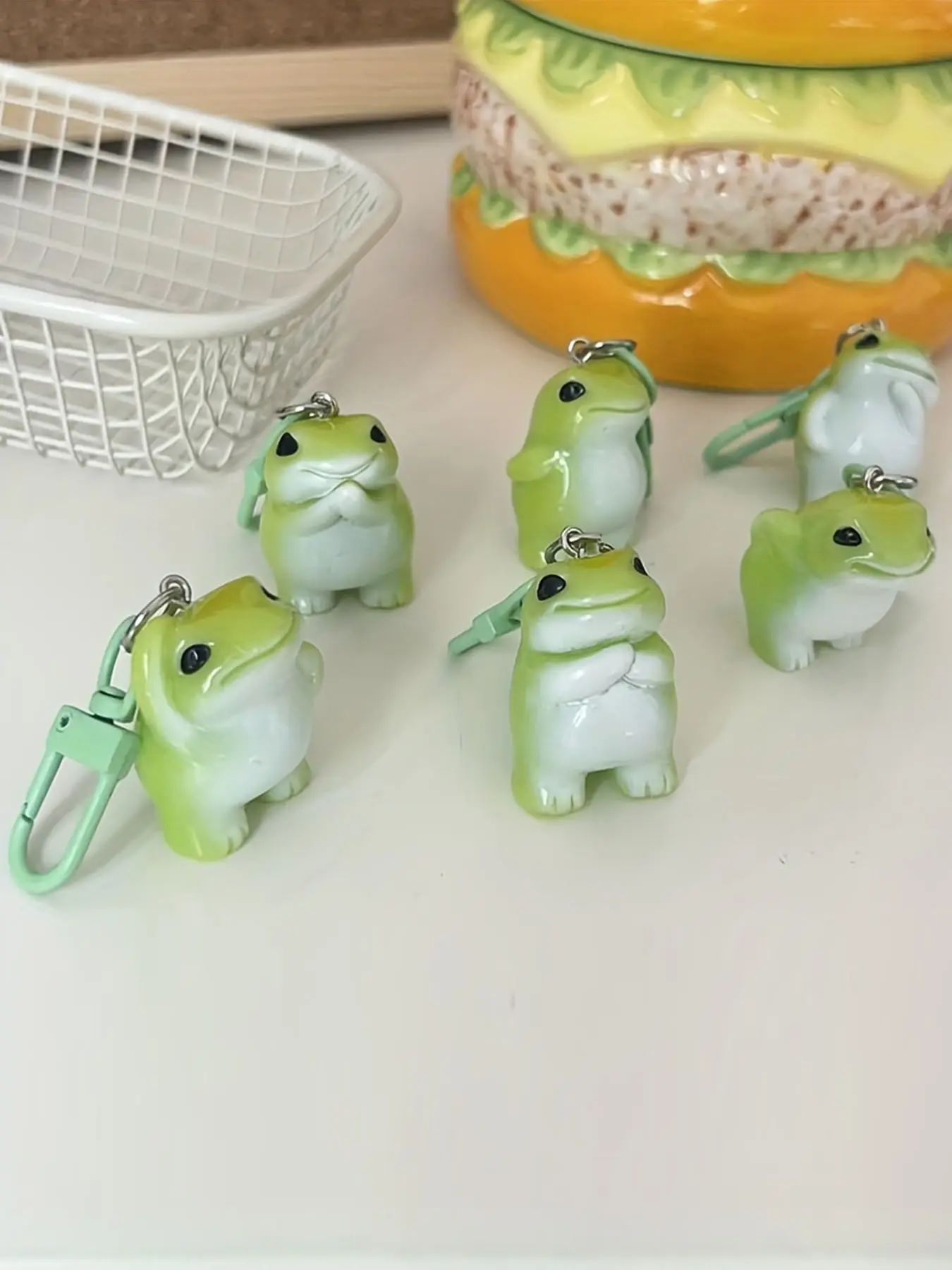 Adorable 3D Frog Keychain - Cute Cartoon-Style Resin & Iron Alloy Bag Charm with Lobster Clasp, Trendy Cute Keychain, Perfect Gift for Couples, Best Friends, and Accessories, Frog Accessories, Backpack Keychain, Animals Keychain Decor