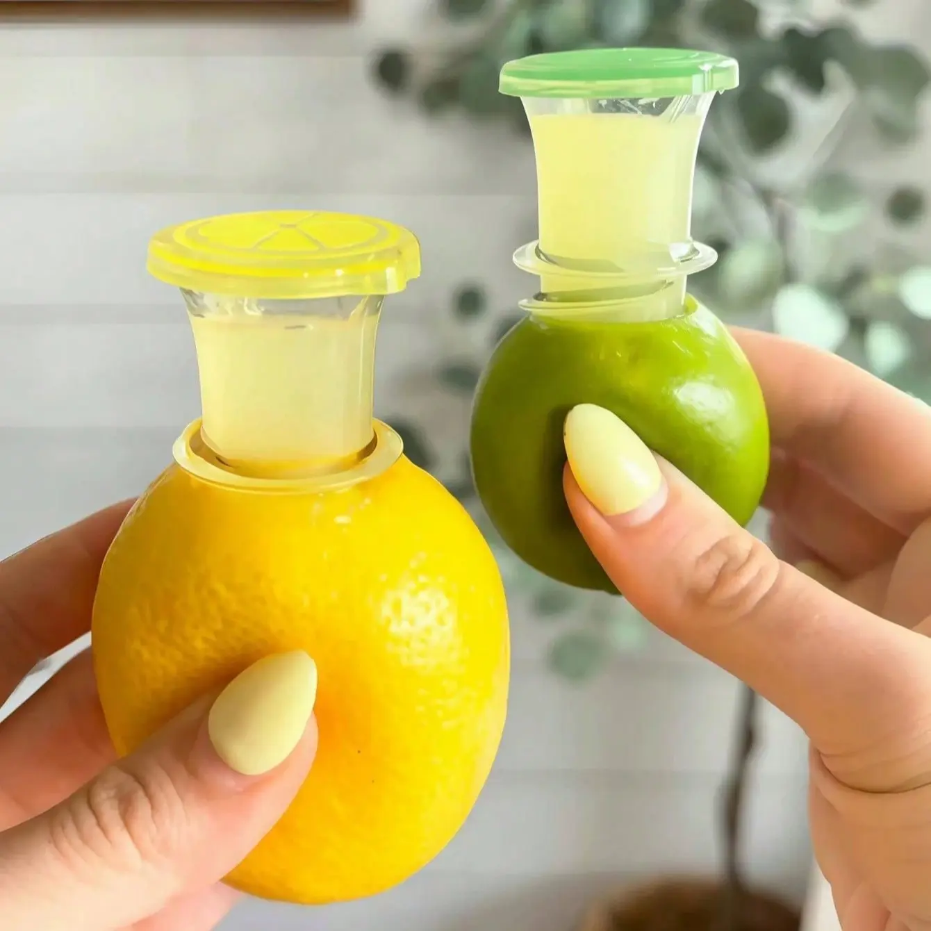Manual Citrus Juicer, Portable Lemon Squeezer, Orange Juicer with Tap and Lid, Easy to Use, Ideal for Home Drinks, Outdoor Camping, Juice Lovers