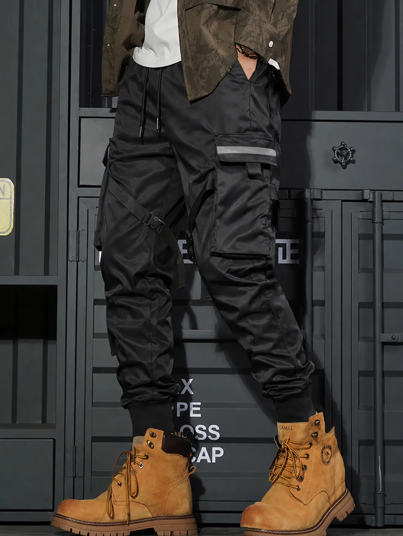 Men's Techwear Cargo Joggers, Multi-Pocket Strap Detail Streetwear Pants，Elastic Waist Multi-Pocket Cargo Pants, Tactical Streetwear Joggers，Urban Streetwear, Hip Hop Style, Tactical Fashion