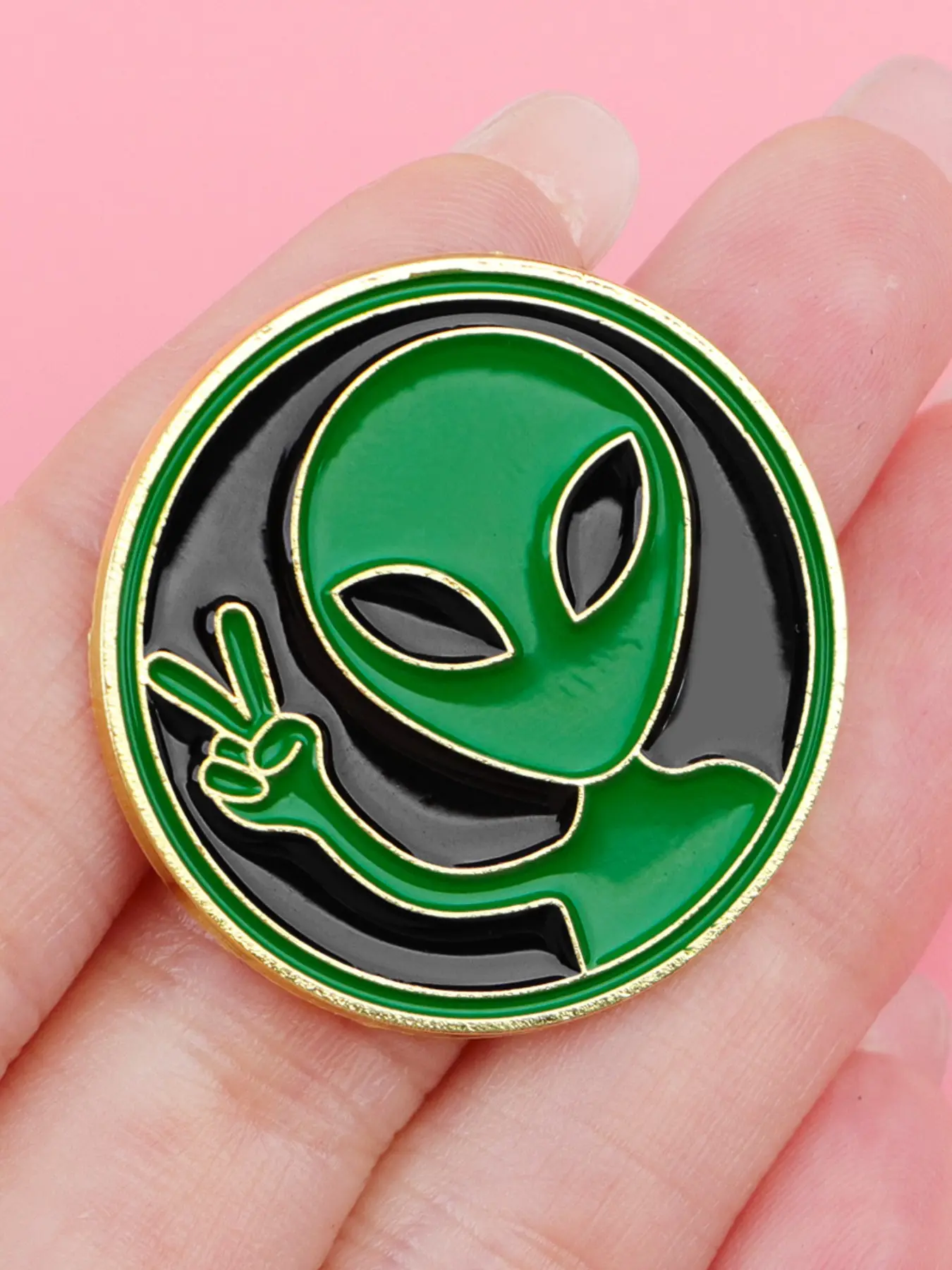 Alien Enamel Pin Badge, Unique Lapel Emblem, Personalized Bag Accessory, Perfect Birthday Holiday Gift, Cute Style, All Seasons, Emblem Logo Badge, Fashion Lapel Pin, Enamel Lapel Pins