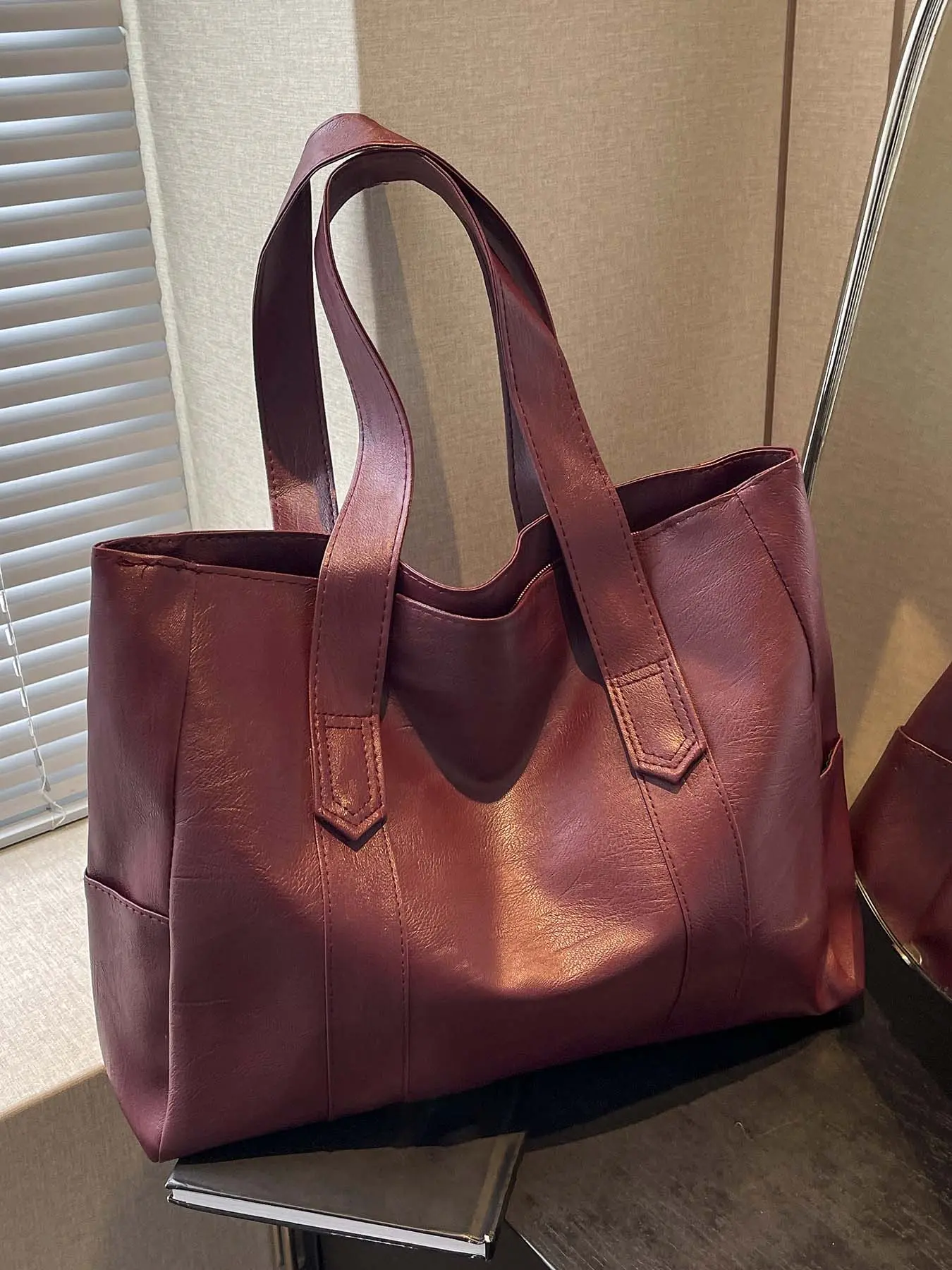 Simple old-fashioned design shoulder handbag, classic three-dimensional pocket  wide handle design, a must-have bag for daily commuting, fashionable and casual, versatile and available in multiple colors, suitable for  shopping, travel, etc.