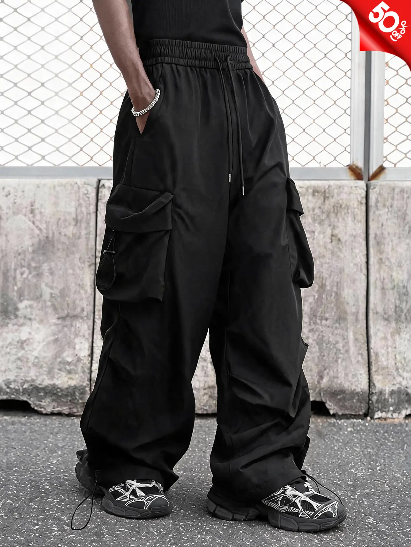Men's Oversized Wide Leg Cargo Pants - Elastic Waist Techwear Streetwear Parachute Pants，Gorpcore Oversized Parachute Cargo Pants, Elastic Waist Wide Leg Streetwear Pants，#GorpcoreFashion #ParachuteCargo #StreetwearFits #TechwearStyle #BaggyPants