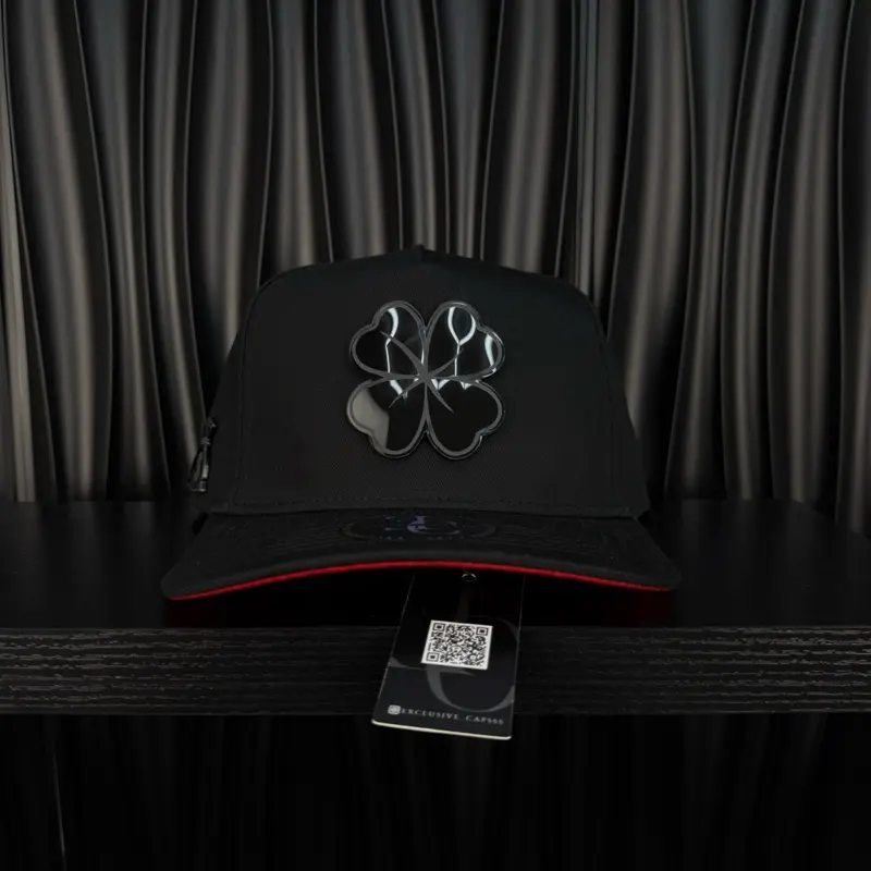 Trébol SnapBack hat-black/red