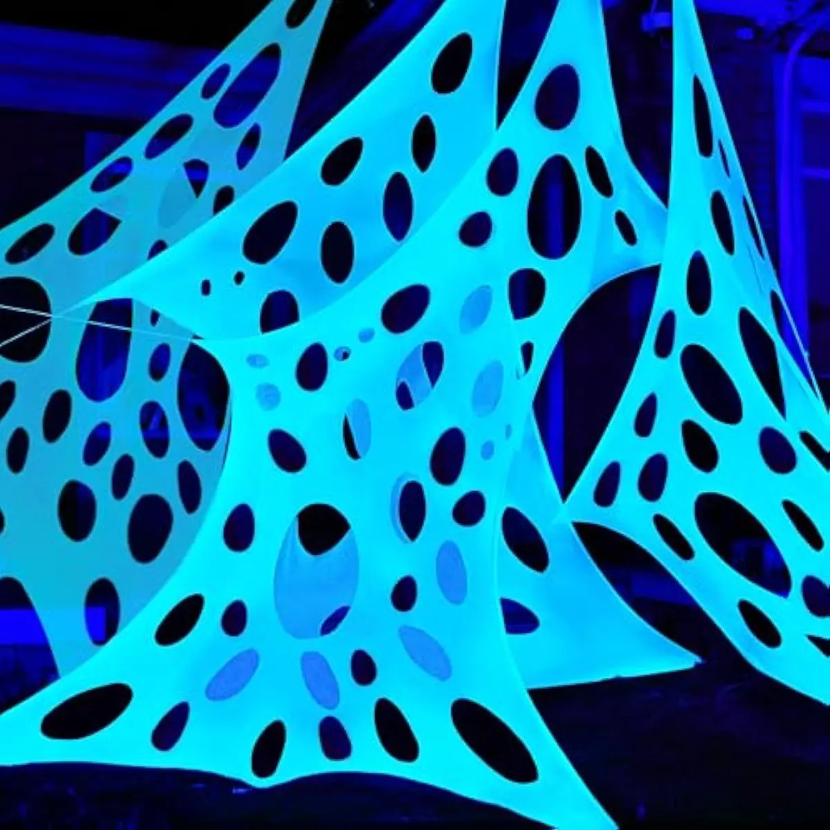 1000sqft Halloween Spider Web Decoration Outdoor, Glow-in-The-Dark Giant Spiderweb, DIY Stretchy Flexible Beef Netting in White (Blue at Night) for Neon Decor Indoor Party Haunted House Prop