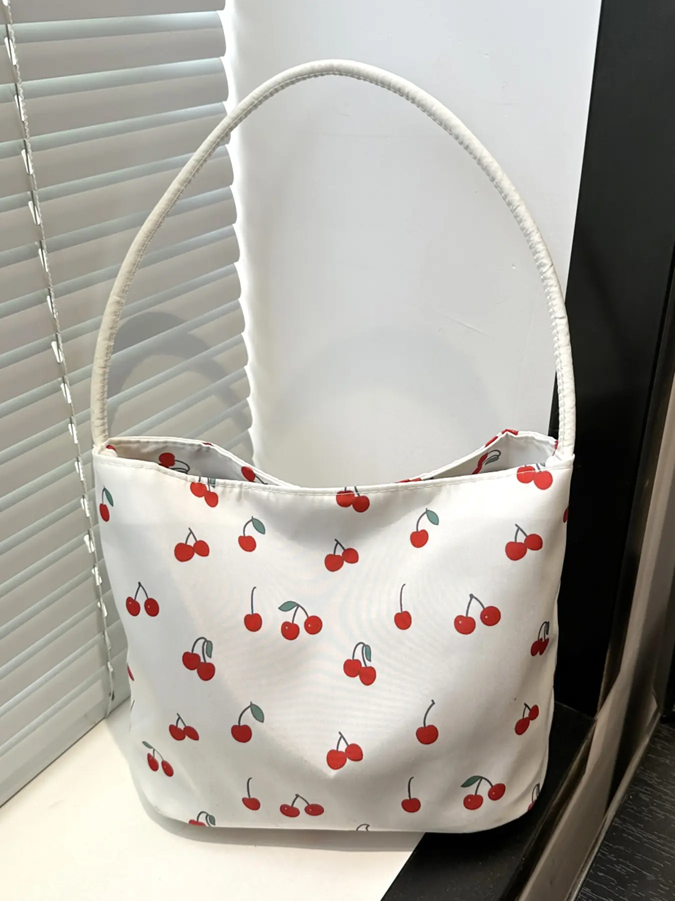 Niche design cherry print portable shoulder tote bag, Cute tote bags, small fresh and simple portable bucket bag, lightweight, cute small and versatile, suitable for daily commuting, shopping, dating, etc.