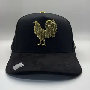 Gorra gallo dorado placa metalica bigg boss