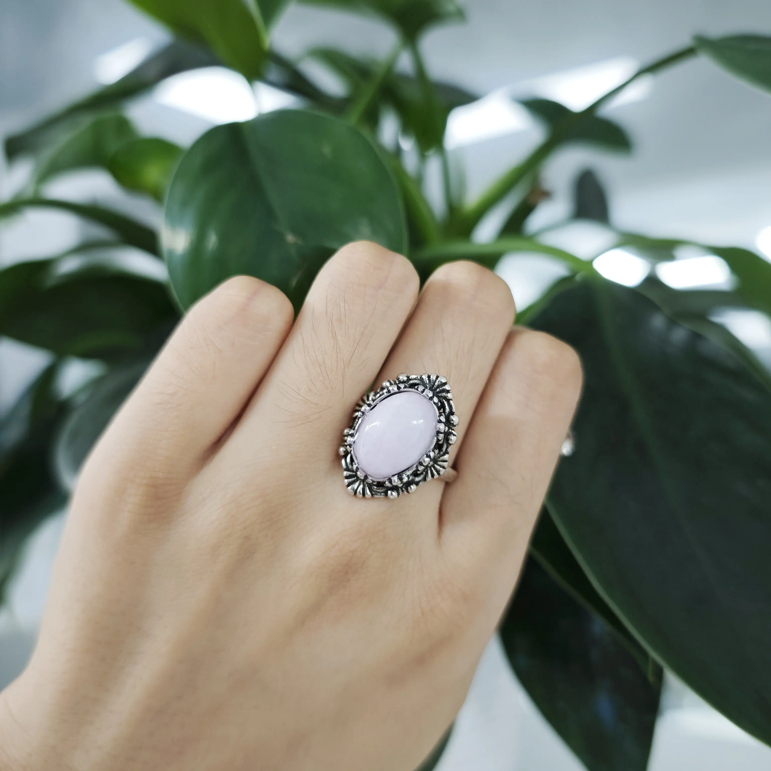 Lvy(18007)gc.Dreamy oval rose quartz ring with vintage carved silver