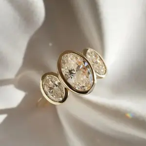 Oval-Cut Diamond Ring: An Exquisite Bezel-Set Design—A Versatile, Vintage-Inspired "Light Luxury" Ring. An Eye-Catching Choice for Women—Ideal for Weddings, Bridal Wear, and Engagements.