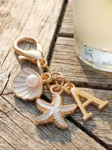Bohemian-Style Golden Letter Keychain With Shell & Starfish Decorations, A-Z Letter Options, Beach & Holiday Theme Accessories, Perfect For Backpacks, Purses, Handbags, Or As A Decorative Charm, Ideal Gift For Friends, Classmates, Loved Ones, Beach Lovers