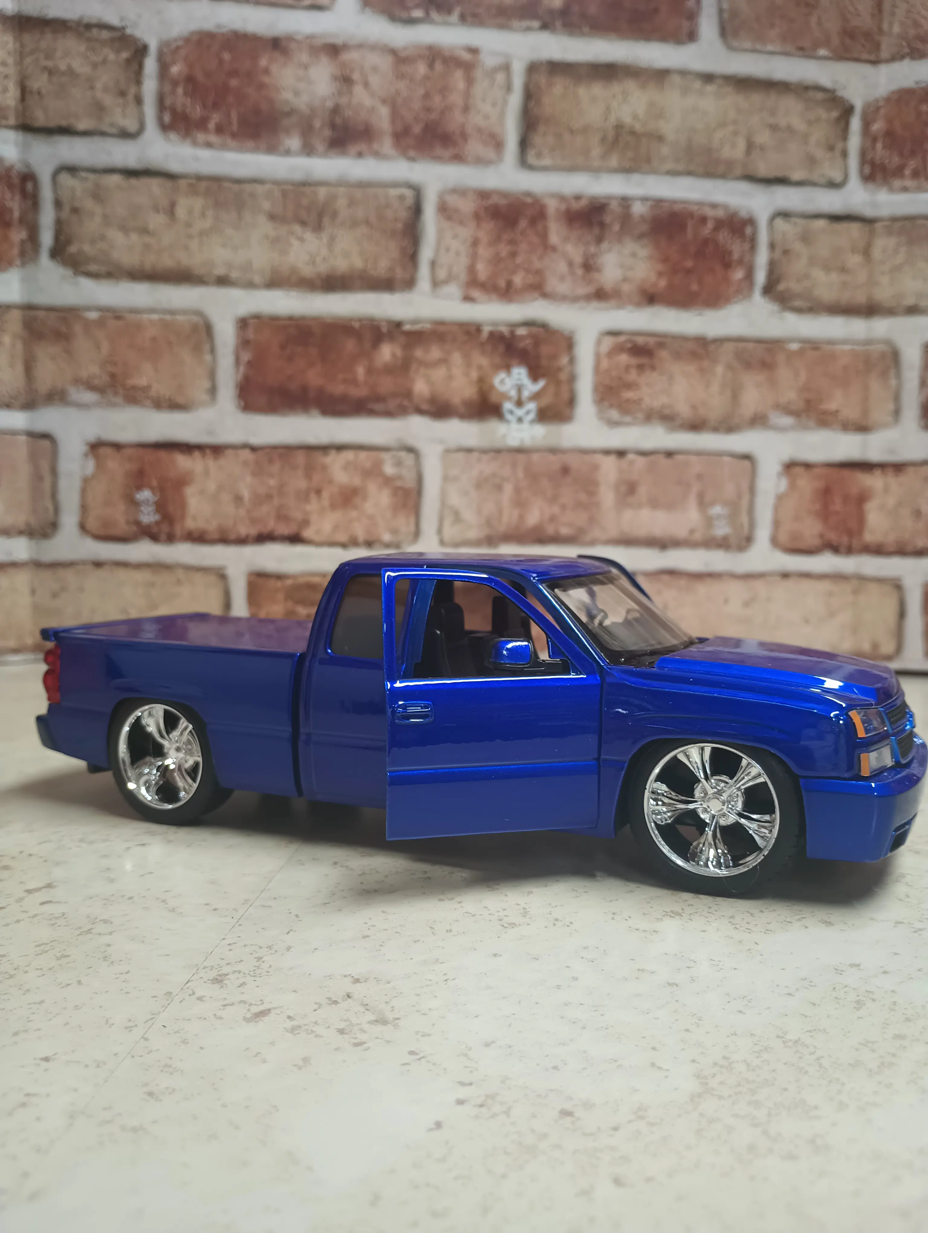 2006 CHEVY SILVERADO CUSTOM BLUE SCALE 1:24 DIECAST BY MOTORMAX