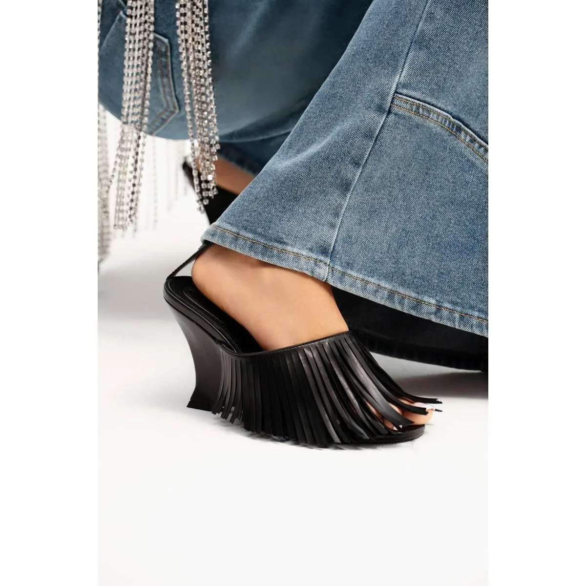 AZALEA WANG FASCIA BLACK FRINGE WEDGE SANDAL