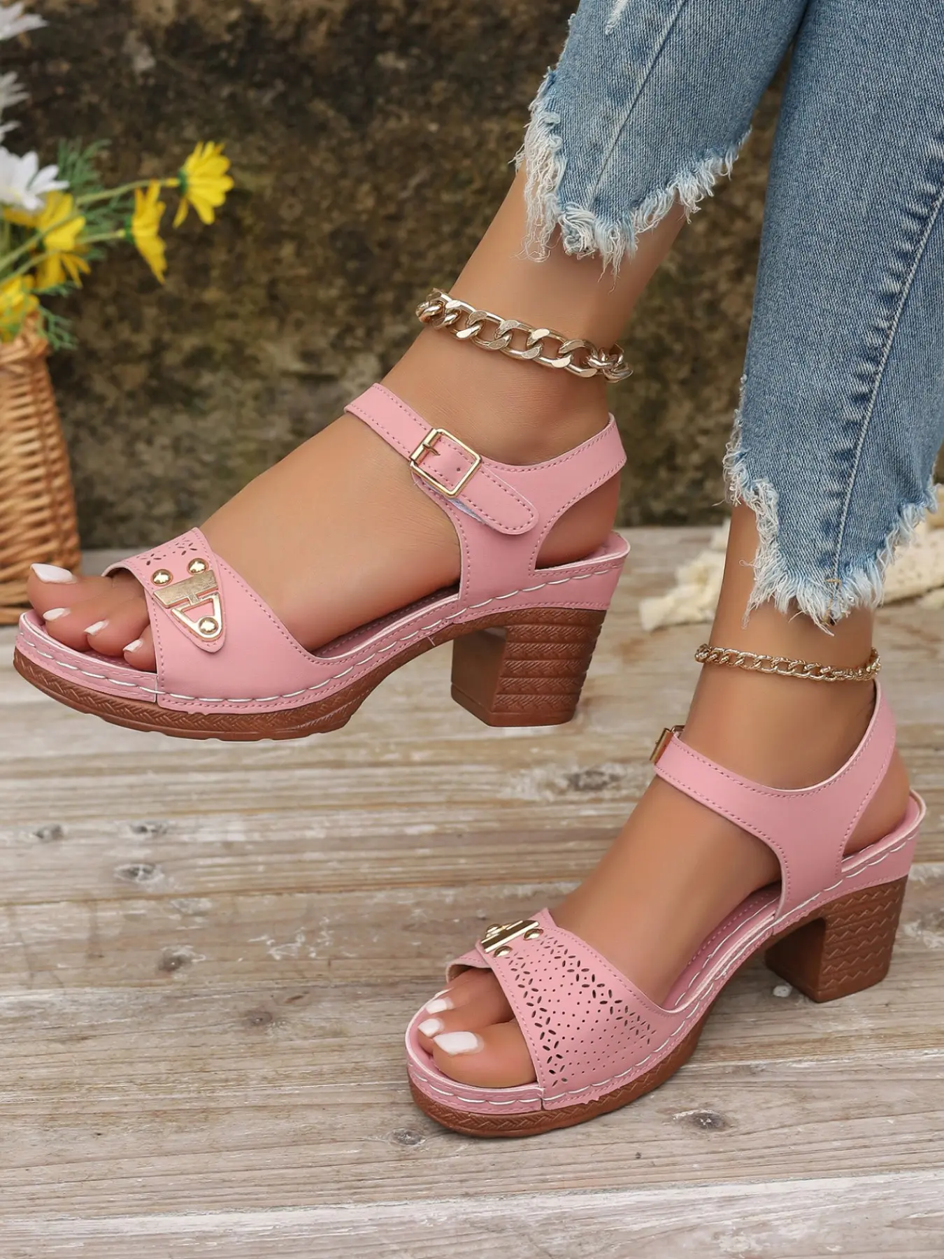 2026 retro casual Roman style high-heeled Buckle Design Sandals for women, hollowed out, toe exposed, breathable, wooden patterned high-heeled buckle, available in multiple colors, Casual Trendy Fashionable Sandals