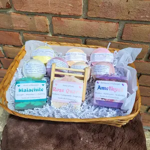 Medium gift basket (holds 9-12 items)