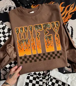 Wifey Camo Flame Crewneck, Western Fashion for Women, Western Baddie Style, Country Girl Aesthetic Clothing, Sassy Wife Graphic Pullover, Camo Print Jumper, Aesthetic Western Wear