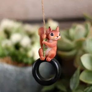 Resin Craft Squirrel Hanging Ornament, Garden Decorative Accessory, Unique Gift Idea, Perfect for Home Decoration & Collectibles, Design