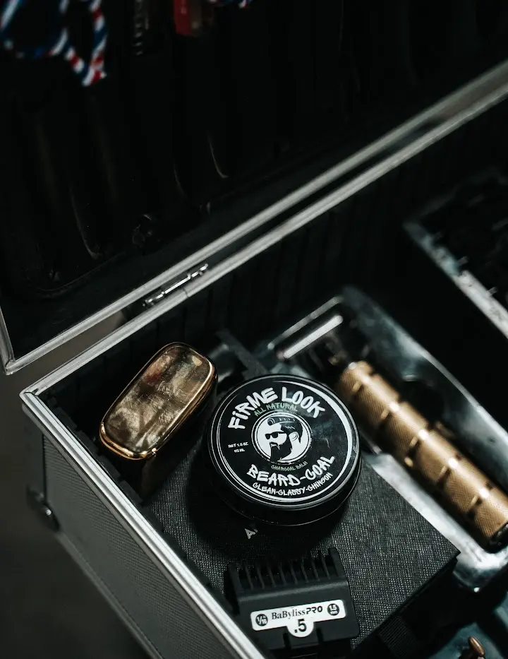 Firme Look All-Natural Beard Coal. Premium beard balm with activated charcoal specially designed to revitalize, nourish, moisturize, neutralize impurities, dull the appearance of grays, and will leave your skin and beard healthy and soft.