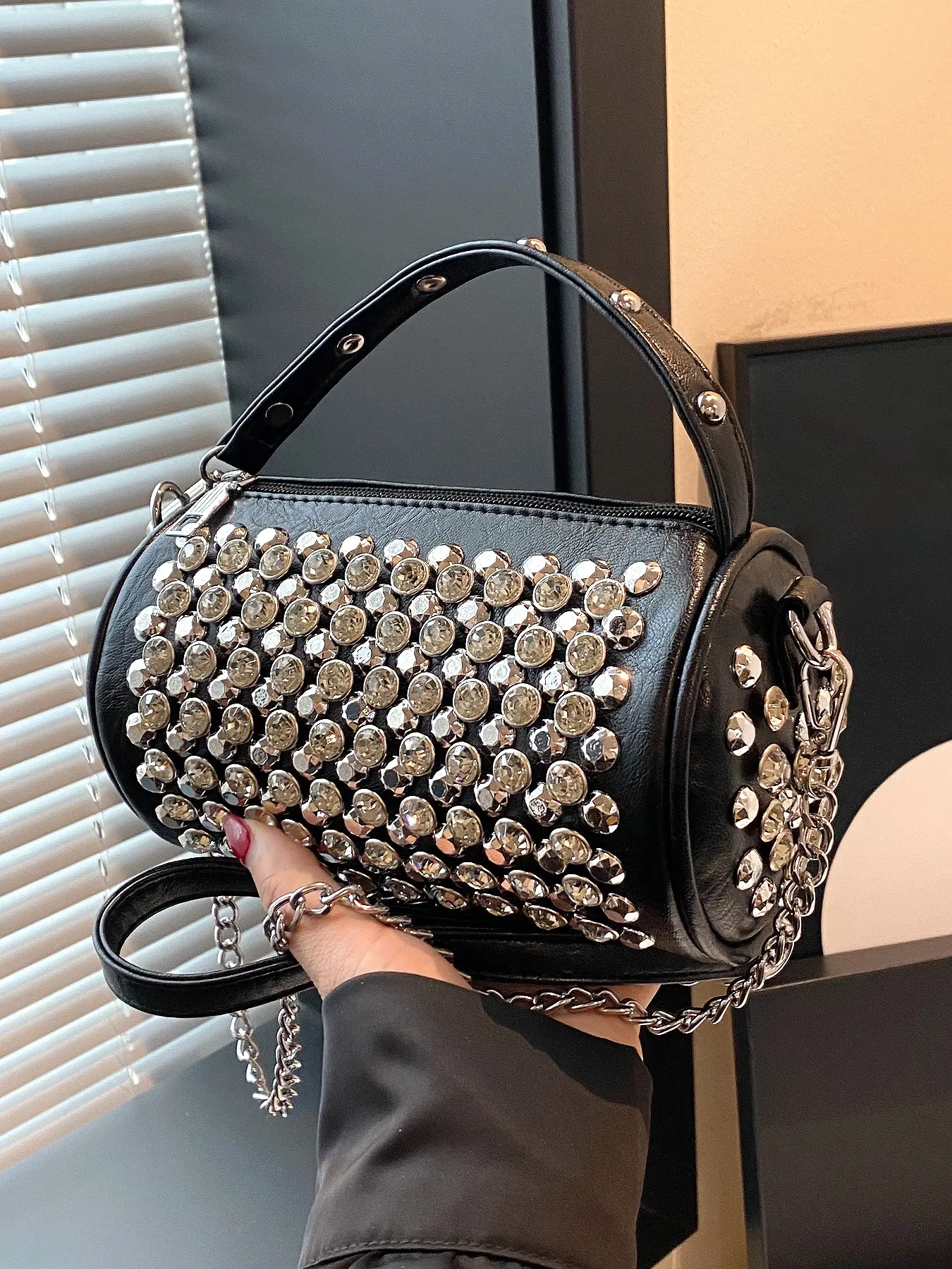Heavy metal diamond-studded small shoulder bag, Embellished shoulder bag, with cylindrical shape, can be carried by hand or across the body, available in multiple colors, suitable for daily commuting, shopping