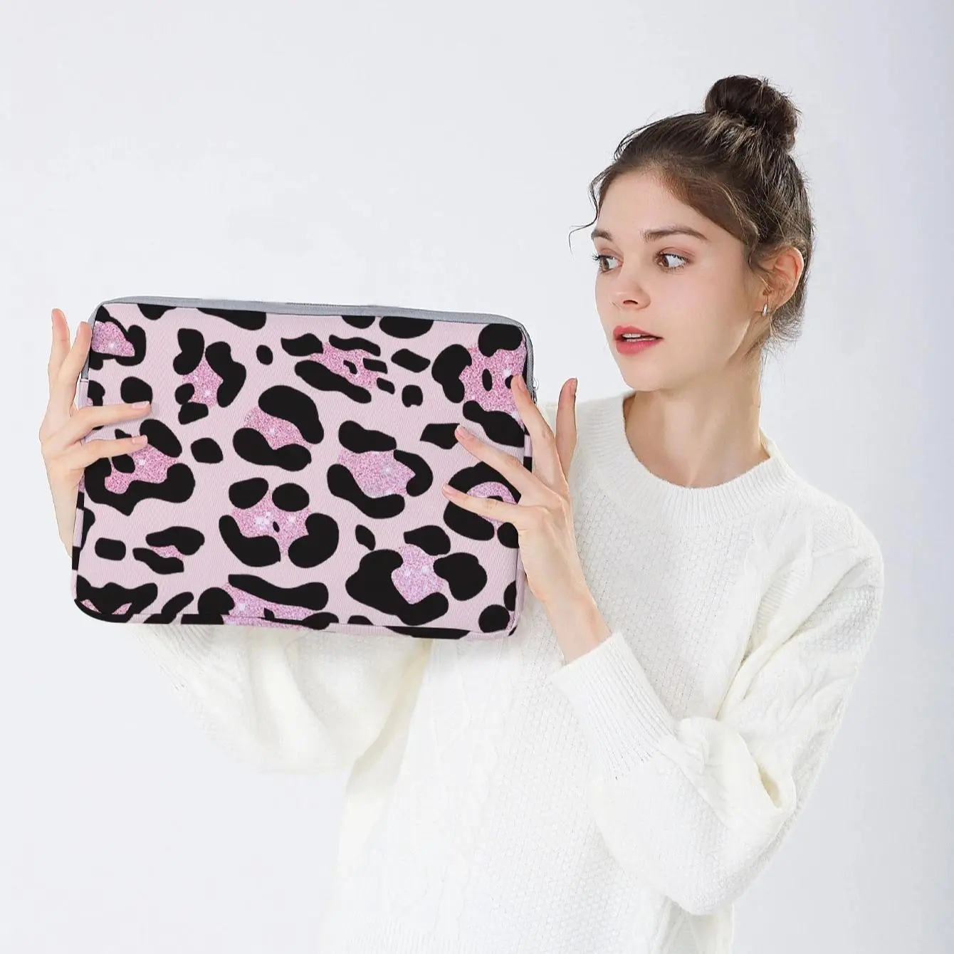 Leopard Print Laptop Sleeve for Women, Elegant Protective Case with Pink Glitter Accents and Silver Zipper for 13-15 Inch Laptops, Glitter Pink, Chic