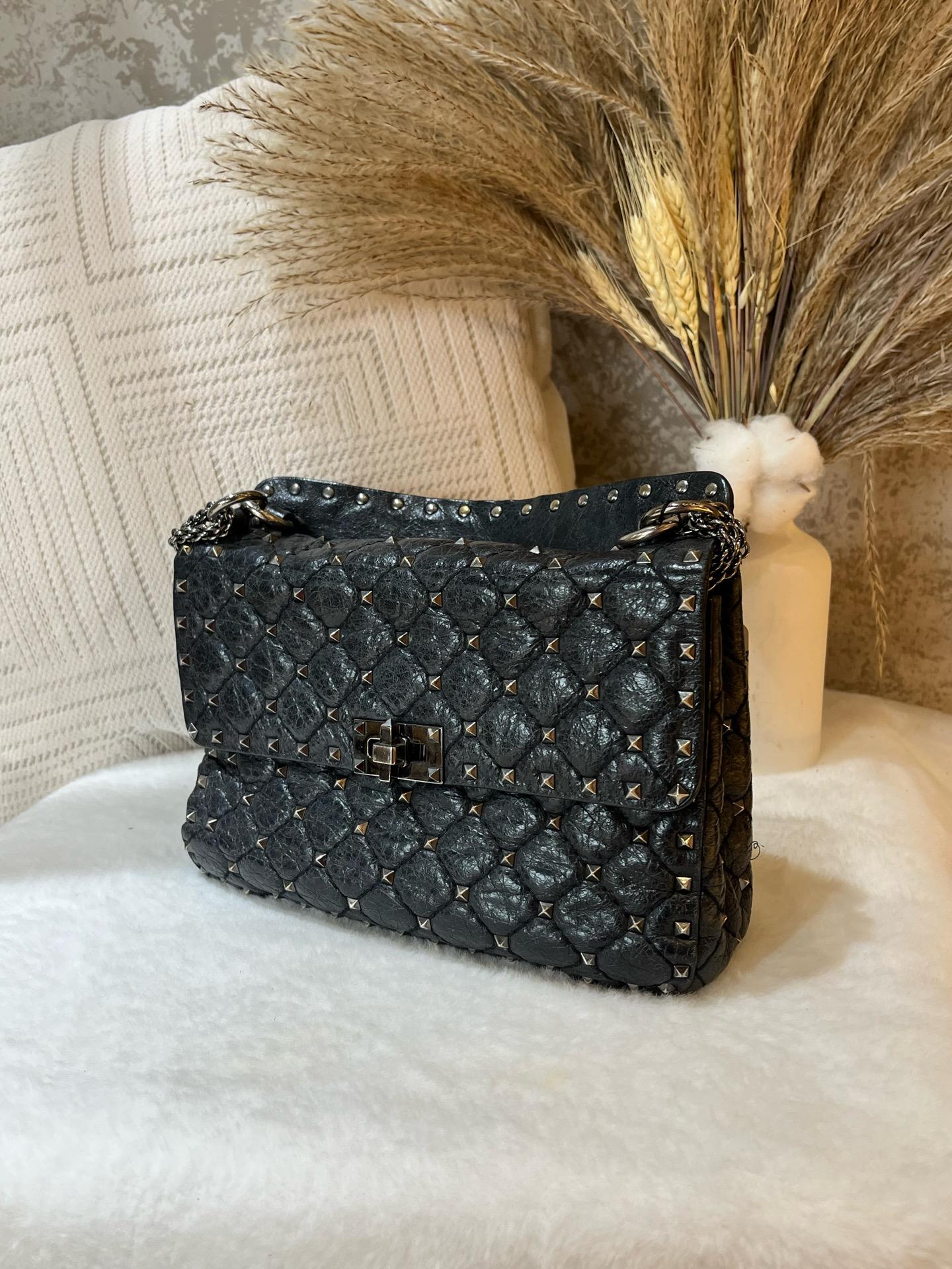 Pre-owned Valentino Garavani Rockstud Spike Small Shoulder Bag in black grained leather 1919