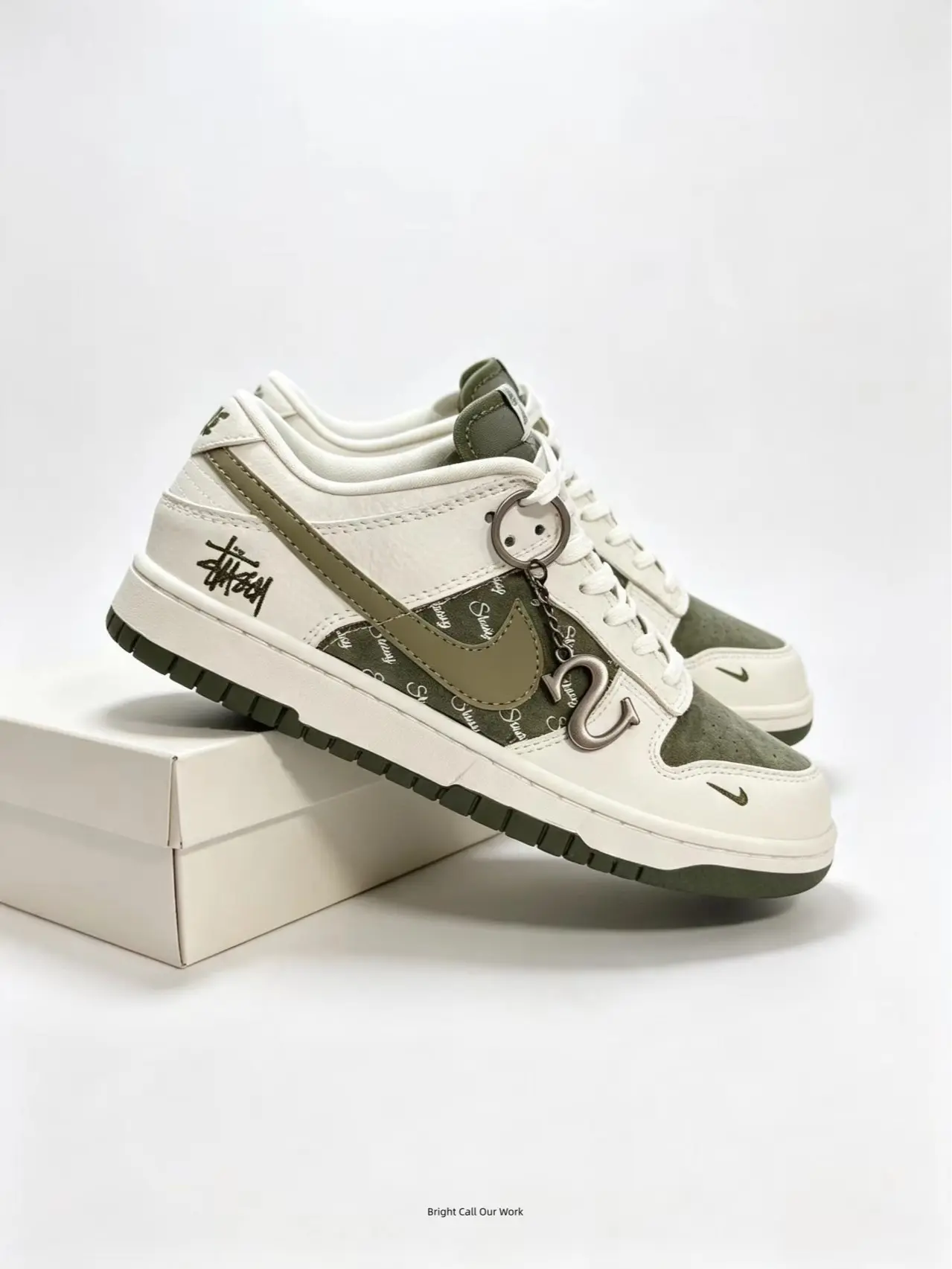 Retro fashion lovers will adore this distinctive printed sneaker, it carries timeless old‑school aesthetic for city walks, coffee dates and weekend hangouts