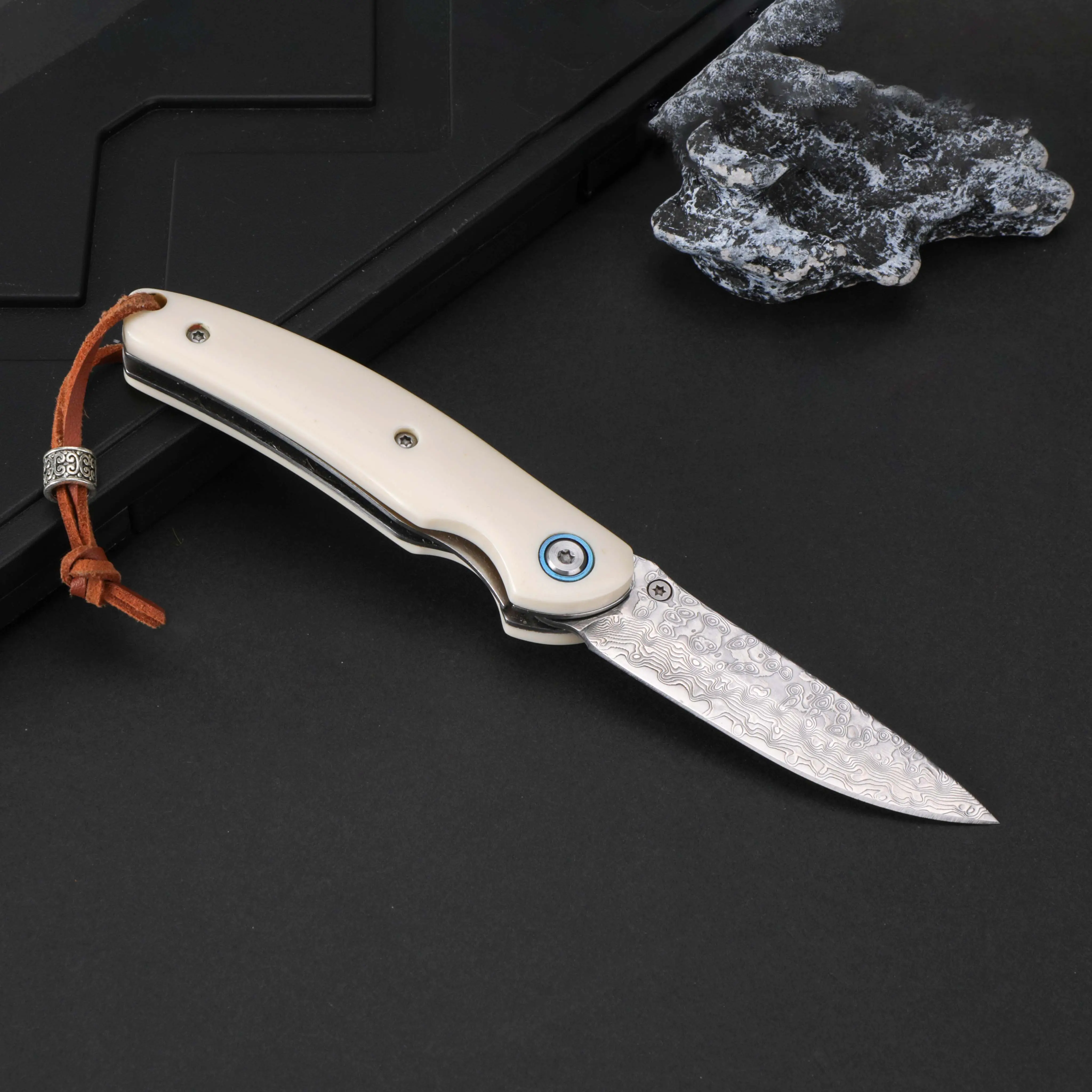 Damascus Folding Pocket Knife - Ergonomic Ivory-Color Resin & Steel Handle, Leather Lanyard, Patterned Drop Point Steel Blade, Lightweight Collectible Collectibles Utility Tool for Daily Tasks, Light Prep Work