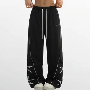 Women’s lightweight athletic pants with a soft, loose fit; oversized women’s long pants featuring gray side panels and five-pointed star prints; comfortable design in a sporty casual style—ideal for gym wear; unisex.