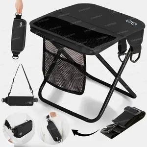 【Camdoor】Taburete de camping con bolsa de transporte, diseño ultraligero y compacto, soporta hasta 400 libras, silla de exterior con bolsillos laterales para viajes, barbacoa, pesca, playa, picnic, regalo para él/ella