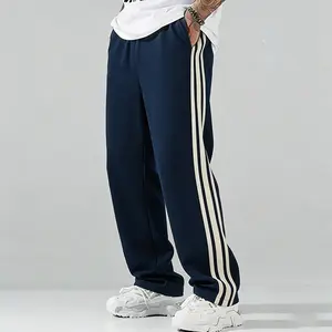 Men’s loose-fit athletic pants; men’s long pants; gray side stripes; comfortable design; casual sports-style trousers; joggers; fitness wear; streetwear; autumn apparel; men’s sportswear; competitive sports apparel