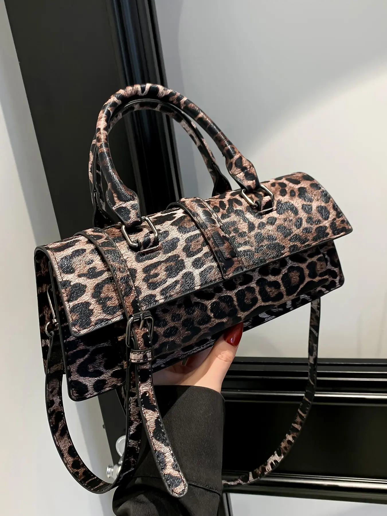 minim shoulder bag with leopard print, Boston bag style, trendy casual crossbody tote bag, Casual Trendy Purses, Casual Bags, suitable for daily commuting, shopping and can be worn across the body or carried in hand