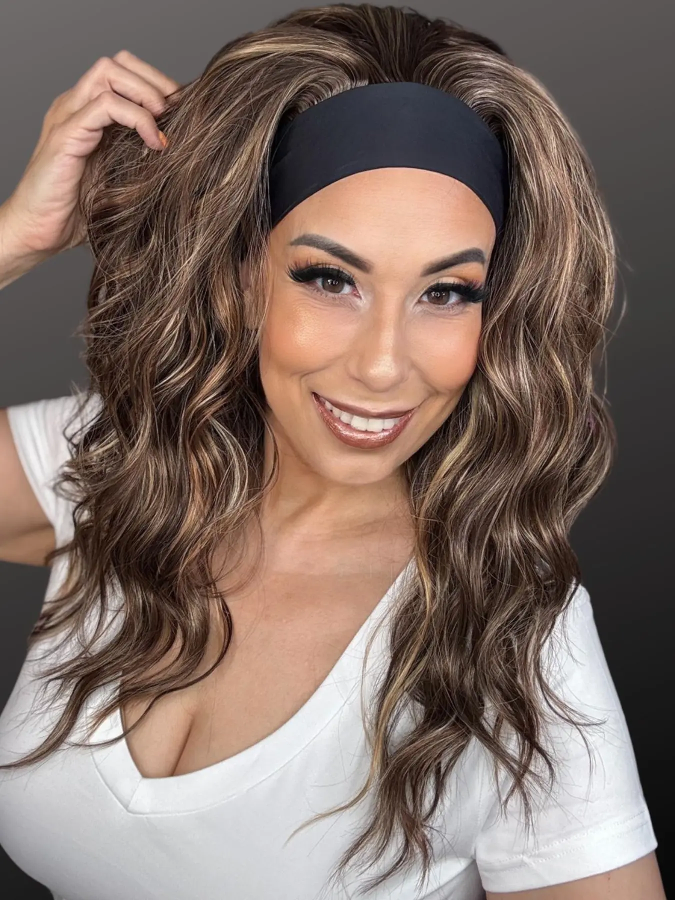 MACA BAKA Romy Brown Caramel Blonde Ombre Highlight Headband Wigs Wear and Go Glueless Low Density 20 Inches Brunette Long Soft Beach Wave Synthetic Wigs for Women Easy to Wear