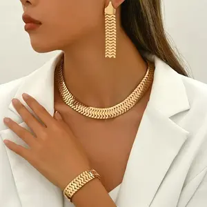 A Set of Four Exaggerated Fashion Accessories Featuring Snake Print And Chain Designs, Including Earrings, Bracelets, Necklaces, And Chokers, Suitable for Casual Attire And Parties.