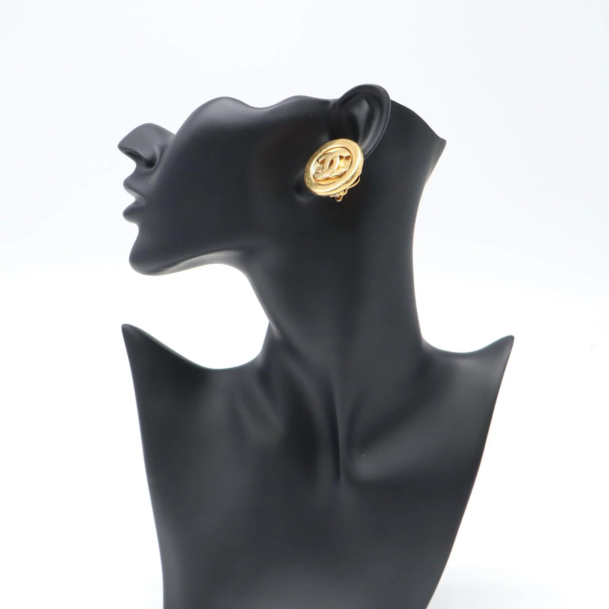 Pre-owned Chanel Vintage CC Double Rim Round Clip On Earrings W21966