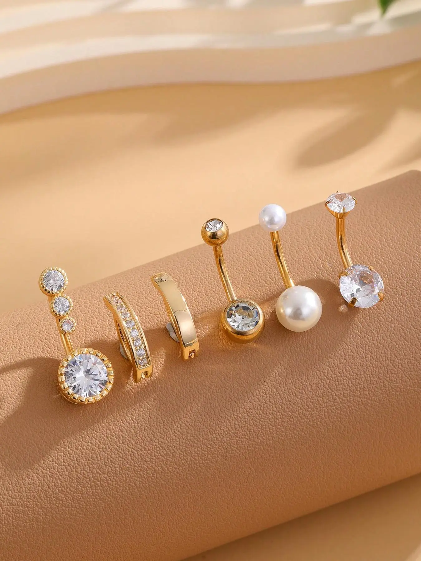 A 6-piece set of stylish and sexy zirconium belly button piercing jewelry Body Jewelry. It's suitable for occasions like daily wear and vacations, and also makes a delightful and delicate small gift. Body Jewellery